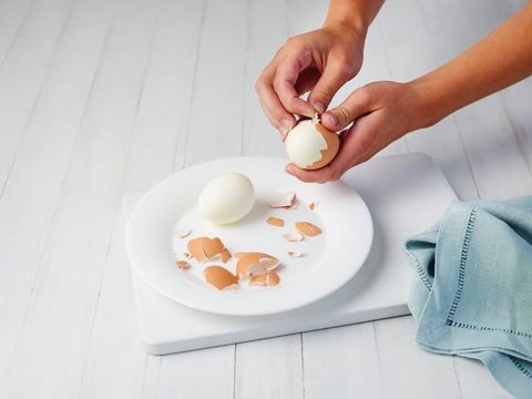 How to peel an egg