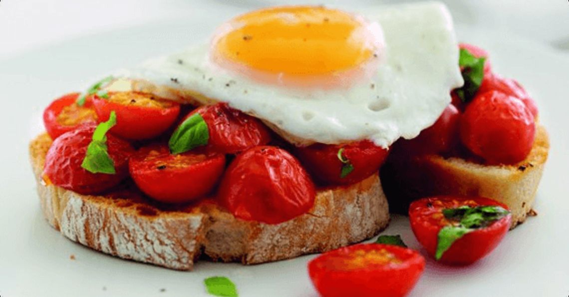 Tomato crostini with fried egg