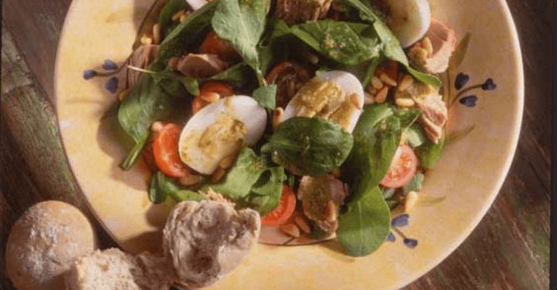 Salad with tuna, pesto and rocket