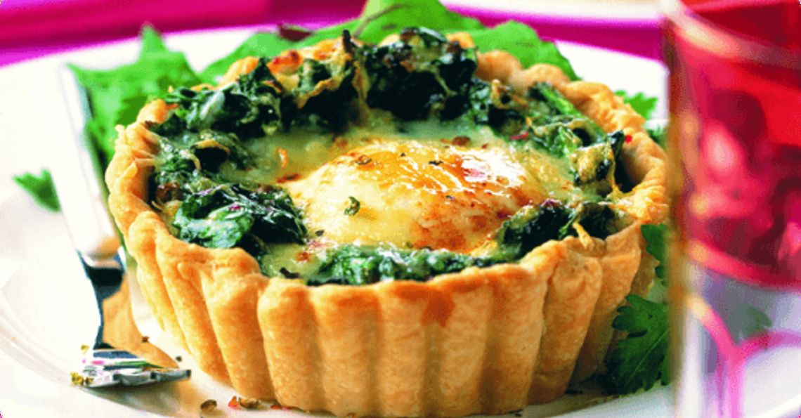 Spinach and baked eggs tart