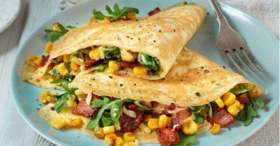 Bacon, sweetcorn & rocket omelette