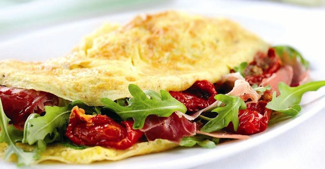 Omelette with rocket, ham and sunblushed tomato