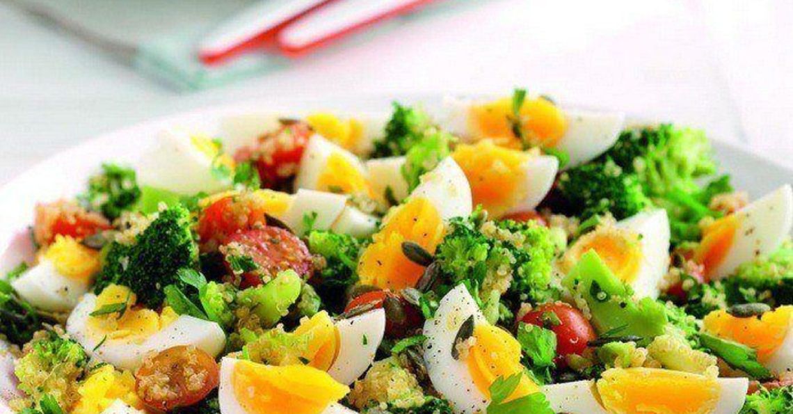 Quinoa and egg salad with broccoli & seeds