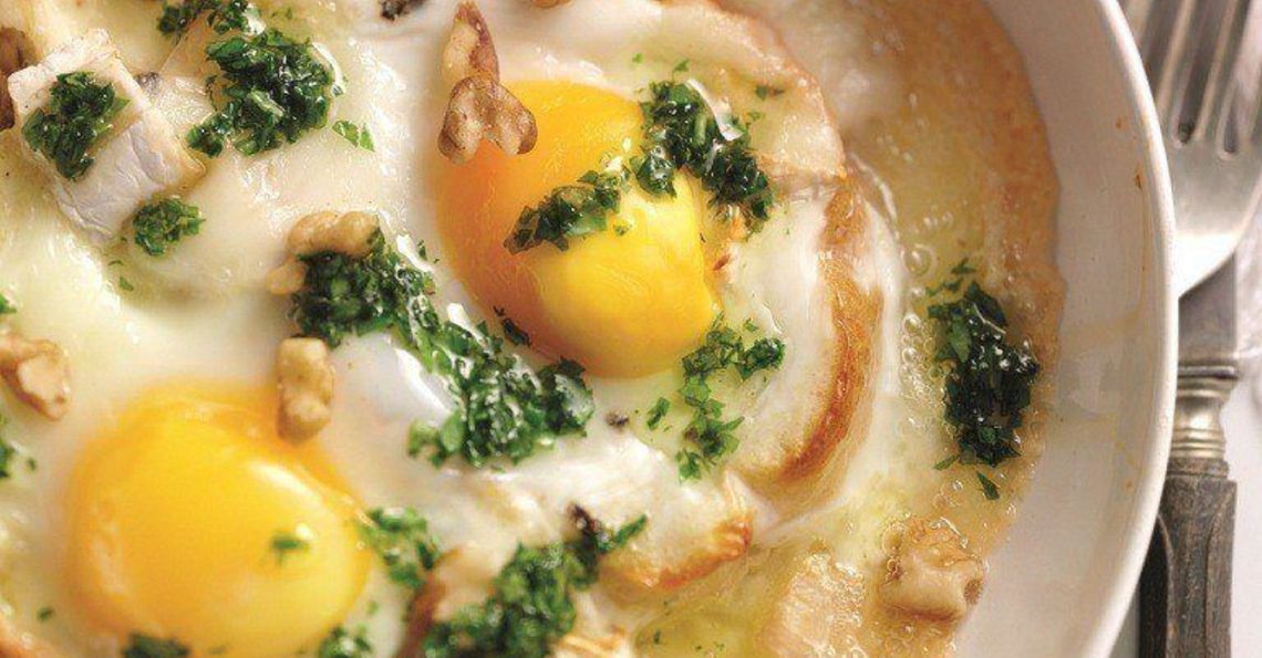Baked eggs with goat's cheese on ciabatta