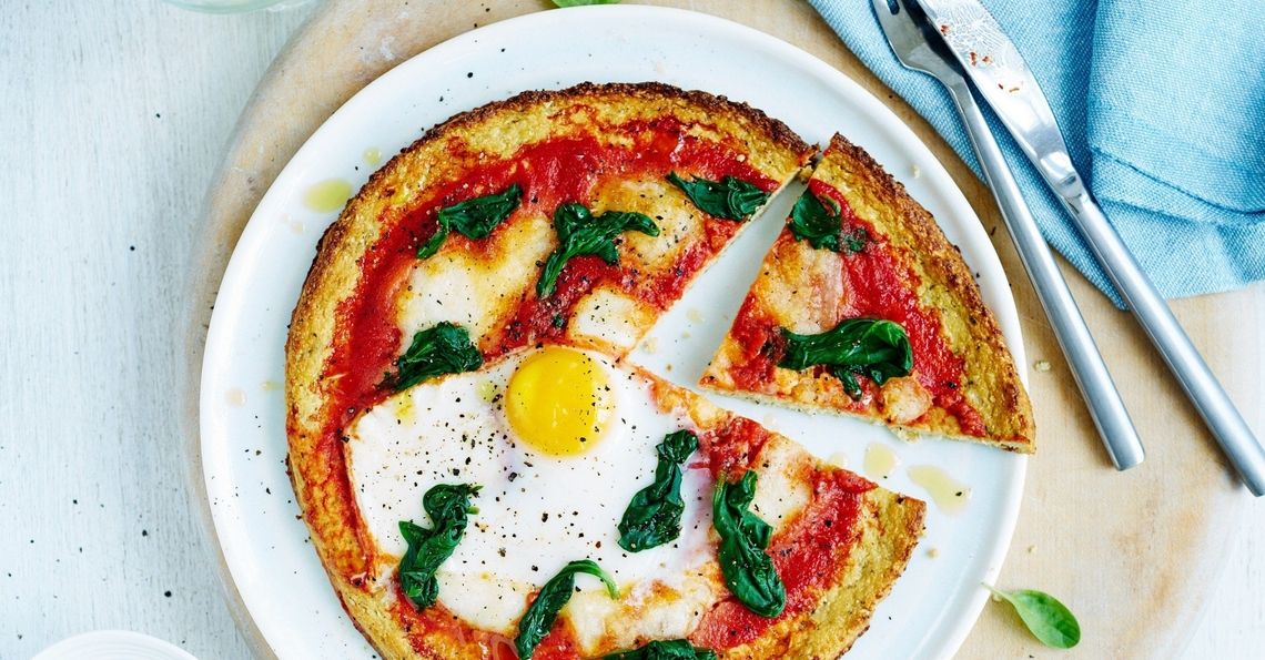 Cauliflower pizza with spinach and egg