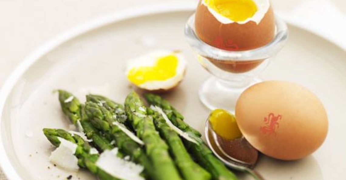 Boiled eggs and asparagus spears 