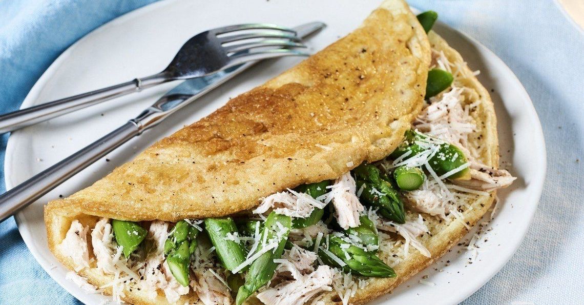 Fluffy omelette with chicken, asparagus and Parmesan
