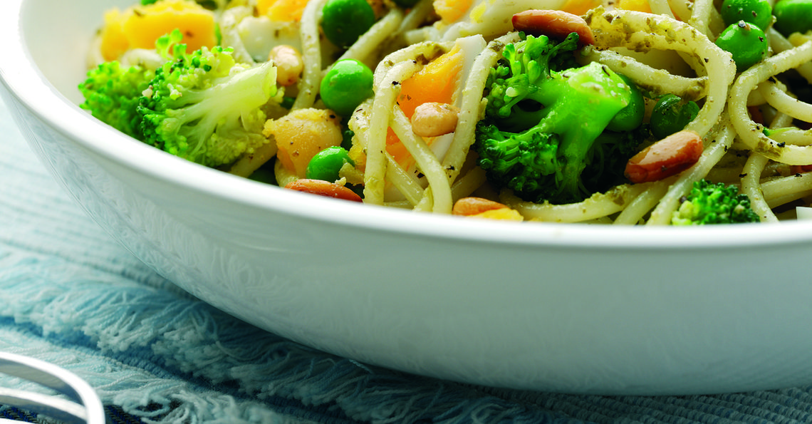 Spaghetti with eggs and veg