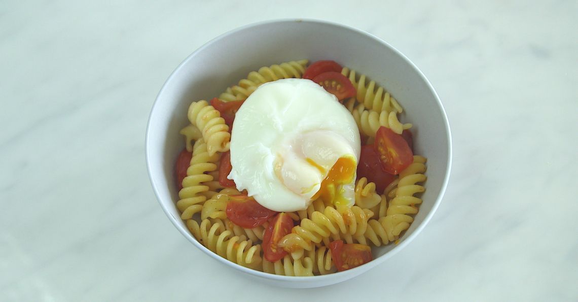 Poached egg on veggie pasta