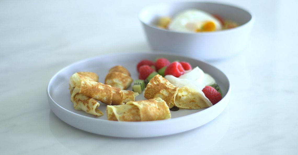 Pancakes with fruit and yoghurt