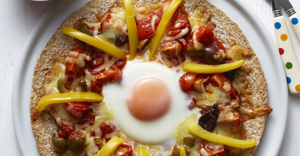 egg, tomato and pepper pizzas