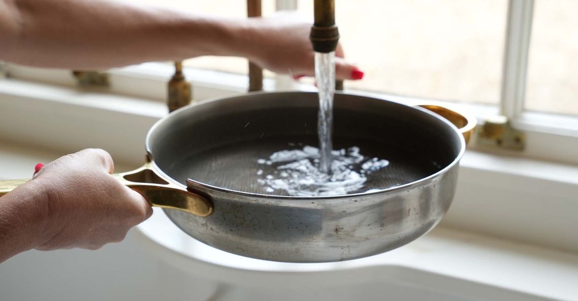 Filling saucepan for egg poaching