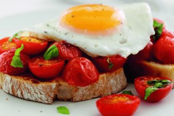 Tomato crostini with fried egg