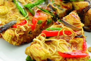 Egg and vegetable noodle slice