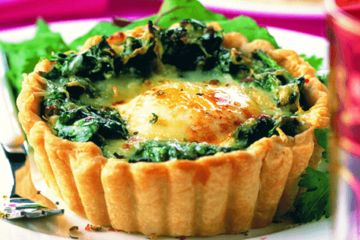 Spinach and baked eggs tart