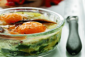 Baked eggs and spinach with salsa 