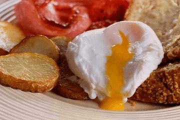 Soda bread, eggs, bacon and fried potatoes