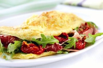 Omelette with rocket, ham and sunblushed tomato