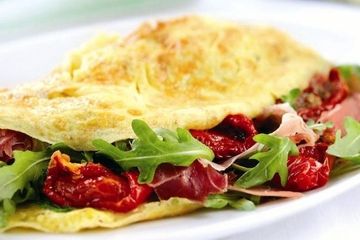 Omelette with rocket ham