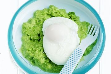 Poached egg on pureed peas