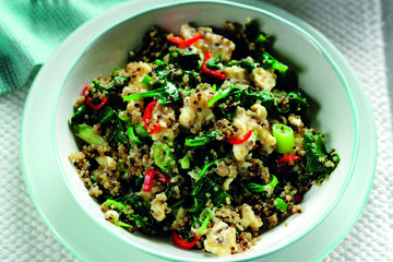 Spicy spinach, egg and quinoa scramble