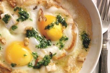 Baked eggs with goat's cheese on ciabatta