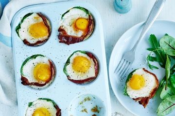 Egg, bacon and spinach cups