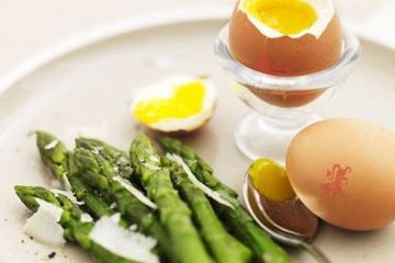 Boiled eggs and asparagus spears 