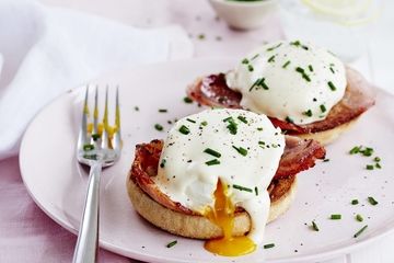 Cheat’s hollandaise sauce Eggs Benedict