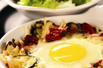Baked eggs with courgettes & tomatoes