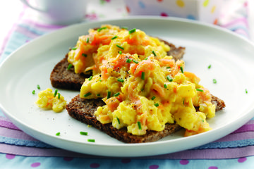 Creamy scramble with salmon on rye