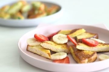 Eggy bread with fruit