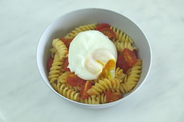 Poached egg on veggie pasta