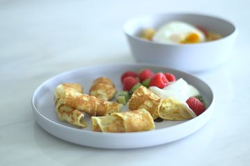 Pancakes with fruit and yoghurt