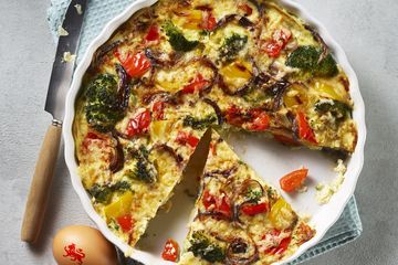 Crustless quiche with broccoli and peppers